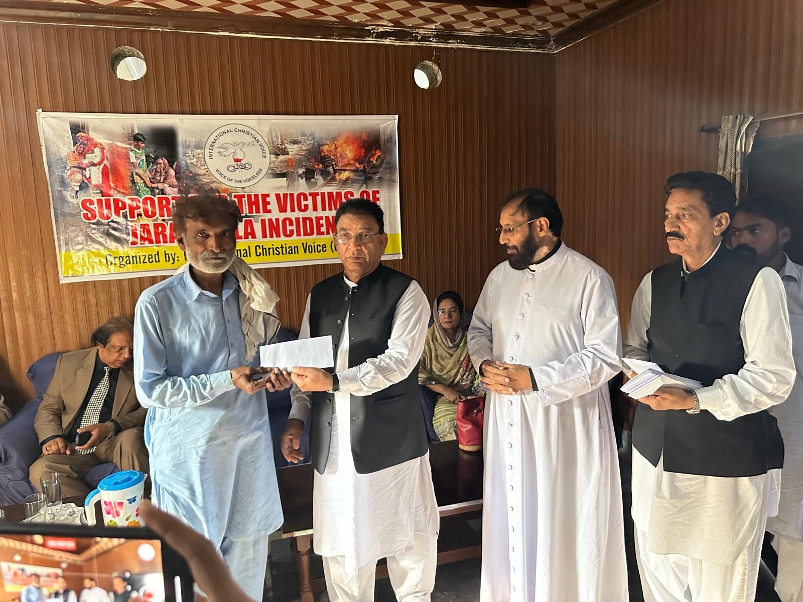 Peter Bhatti distributes aid to Jaranwala families